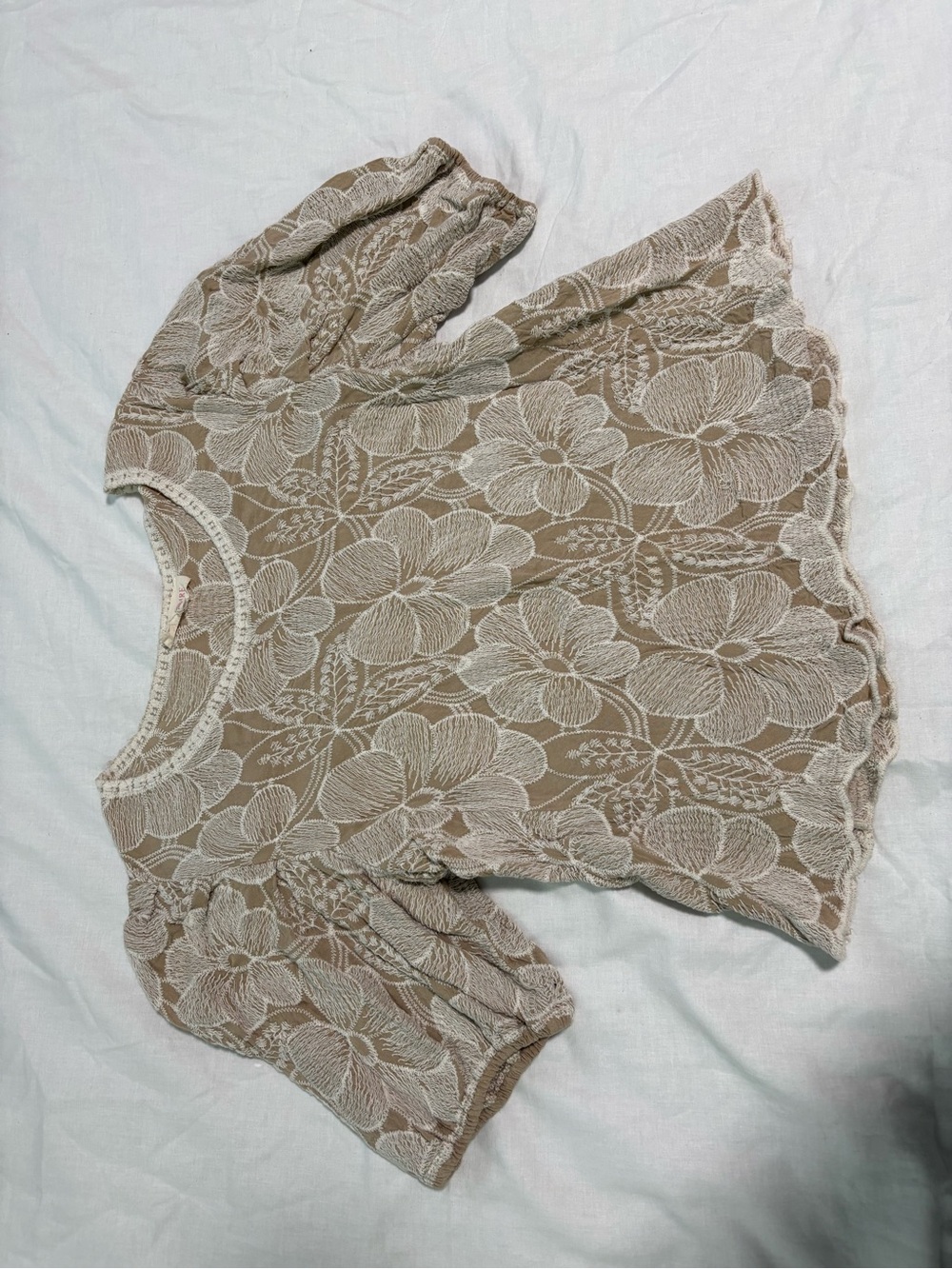 Solitaire Floral Puff Sleeve Top - Beige
